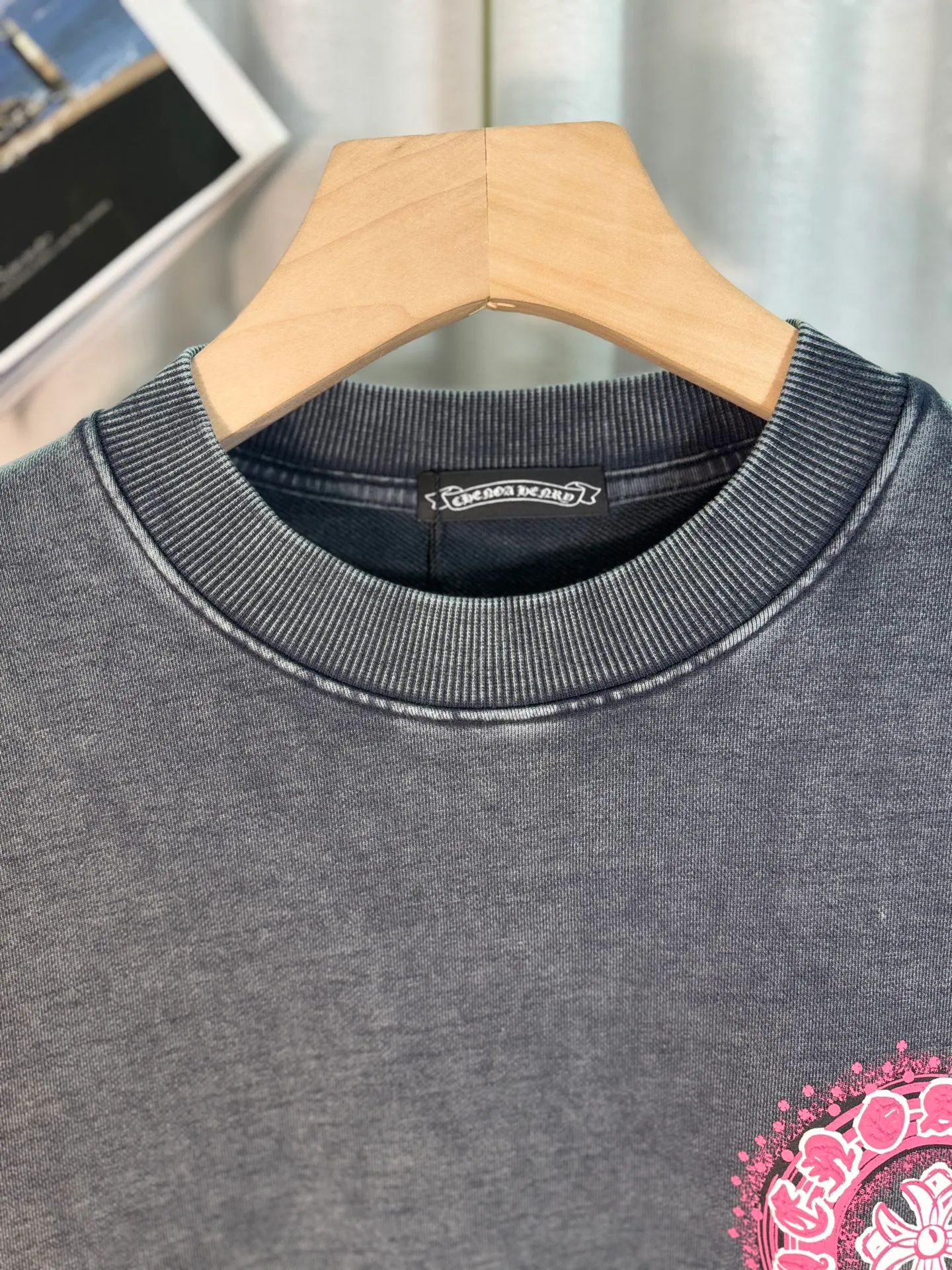 P260 top version, real shot without P, ​​different from market currency) 𝗖𝗵𝗿𝗼𝗺𝗲 𝗛𝗲𝗮𝗿𝘁𝘀/Croxin 2025 3D three-dimensional autumn and winter new original single counter American laser burnt 3D offset printing couple casual sweatshirt 👑The highest version! Customized fabric 430g tripe terry fabric! American acid washed distressed original denim with burnt flowers ✟appliqué embroidery and exquisite embroidery of letters! The best-selling model in the counter, very comfortable to wear. Accessories: original molded and authenticated collar label➕100% silk wash label. Genuine purchase-grade original hangtag➕matching hanging rope➕3D hanging beads➕original packaging bag. Craftsmanship: The original version has consistent wiring! The highest version of the armhole matching technique! Color: Gray Black Size: S M L XL Style No.: 9312